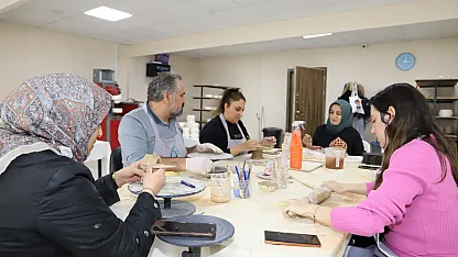 Şehrin Yaralarını Onlar Sarıyor: Malatya'nın Güçlü Kadınlarından 8 Mart Çıkartması!