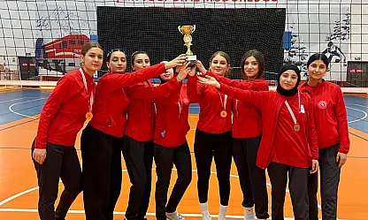 Kars'ta Malatya Rüzgarı Esti! Filenin Kraliçeleri 44 Şampiyonluk Kupasını Kaldırdı