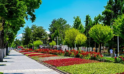Malatya'da Kavşak ve Parklar Çiçeklerle Yeniden Canlandı