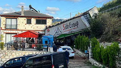 Antalya'nın Demre ilçesinde tır kazası: Ev duvarına çarparak durabildi