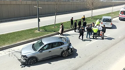 Çevreyolunda Korkutan Kaza! Otomobil Refüje Savruldu, Yaralanan  Olmadı