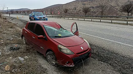 Doğanşehir'de Yağış Kazayı Getirdi! Otomobil Şarampole Devrildi