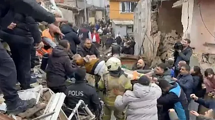 Fatih'te Doğal Gaz Patlaması: 2 Bina Çöktü, 7 Kişi Kurtarıldı