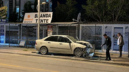 Güney Kuşak Yolu'nda Feci Kaza! Otomobillerden Biri İş Yerine Girdi