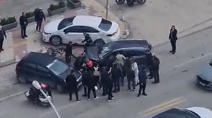 Güngör Caddesi'nde Kontrolden Çıkan Otomobil Duramadı Araçlara Çarptı!