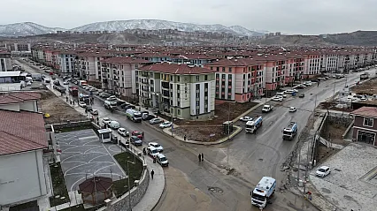 İkizce Deprem Konutlarında Bayram Mesaisi! Yollar Yıkandı, Molozlar Kaldırıldı!