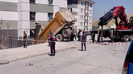 İkizce TOKİ'de Faciadan Dönüldü! Kontrolden Çıkan Kamyon Apartman Duvarına Çarptı