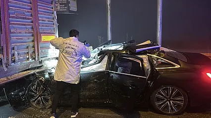 Kütahya'da Feci Kaza! Otomobil TIR'a Çarptı: 2'si Kadın 4 Kişi Hayatını Kaybetti