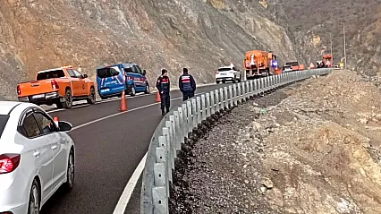 Malatya-Adıyaman Yolunda Korkutan Heyelan! Dev Kayalar Yolu Kapattı!