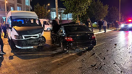 Malatya'da Feci Çarpışma! Minibüs Yan Yattı