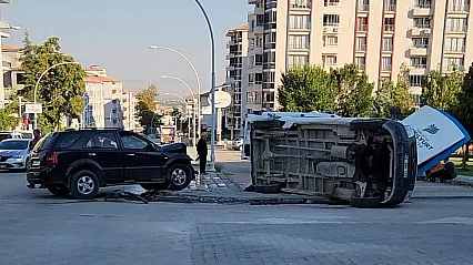 Malatya'da İki Araç Çarpıştı, Minibüs Devrildi! 4 Kişi Yaralandı