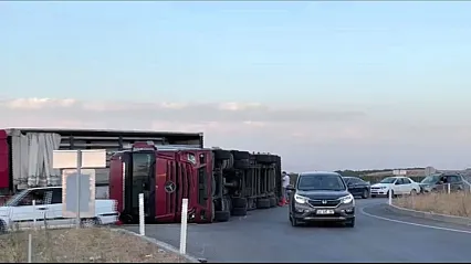 Malatya'da Kayısı Yüklü Tır Devrildi! Yol Kayısılarla Doldu