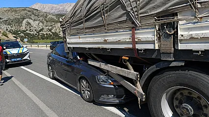 Malatya'da Mucize Kurtuluş! Otomobil TIR'ın Altına Girdi, Sürücü Yara Almadan Çıktı