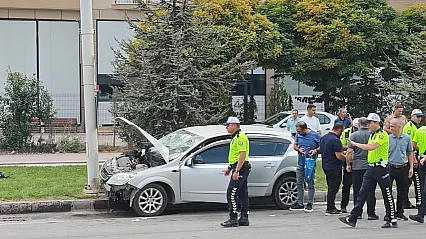 Malatya'da Otomobil Direğe Çarptı! 4 Yaralı
