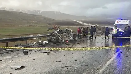 Malatya'da Otomobil Tırla Çarpıştı: 3 Kişi Hayatını Kaybetti 1 Kişi Yaralandı!