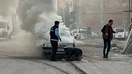 Malatya'da Pazar Yerinde Park Halindeki Araç Alevlere Teslim Oldu