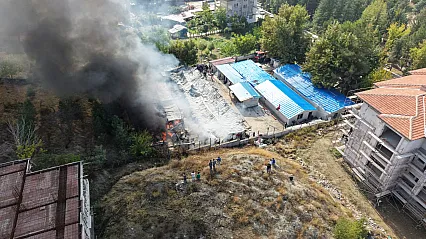 Malatya'da Şantiyede Korkutan Yangın! 30 Konteyner Hasar Gördü