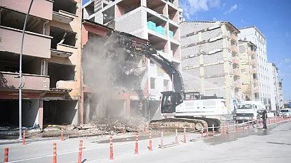 Malatya'da Tehlike Saçan Bina Yıkıldı!