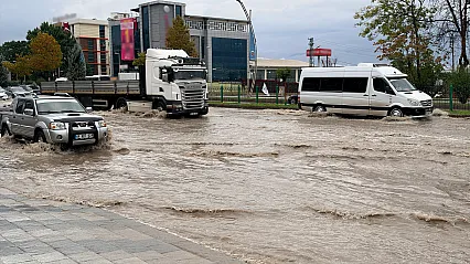 Malatya'da Yağmur Trafiği Olumsuz Etkiledi! Sürücüler Zor Anlar Yaşadı