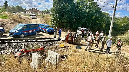 Malatya'da Yük Treni Traktöre Çarptı! Sürücü Yaralandı