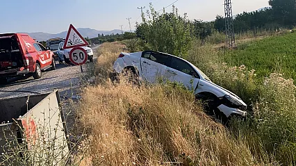 Malatya'da Otomobil Şarampole Yuvarlandı! Yaralılar Var