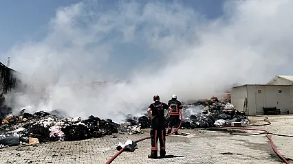 Malatya'daki Tekstil Fabrikasında Yangın Paniği! Alevler Büyümeden Söndürüldü