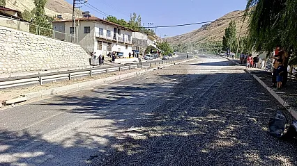 Malatya Darende'de Kum Yüklü Kamyon Devrildi! Cami Ve Evlerde Hasar Oluştu