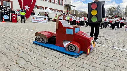 Malatya Doğanşehir'de Miniklere Jandarma Eşliğinde Trafik Eğitimi!