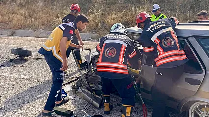Malatya-Gölbaşı Yolunda Korkutan Kaza! Sürücü Araçta Sıkıştı