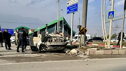 Malatya Hava Lojmanları Kavşağında Otomobil Takla Attı! Yaralılar Var