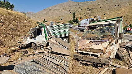 Malatya Yeşilyurt'ta Kamyonet Kazası! 2 Yaralı