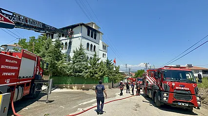 Malatya Yeşilyurt'ta Medrese Yangınında Öğrenciler Son Anda Tahliye Edildi!