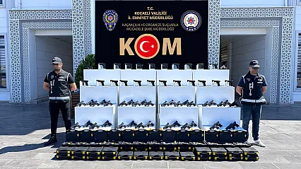 Otoyolda Cephanelik Çıktı! Kocaeli' de Minibüsten 60 Ruhsatsız Tabanca Fışkırdı