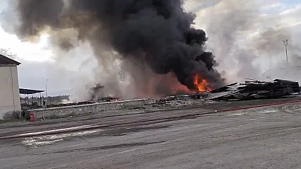 Özsan Sanayi Sitesi Yanında Panik! Karayolları Şefliğinde Ziftler Alev Aldı