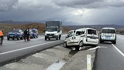 Sivas Malatya Yolunda Kaza: Hafif Ticari Araç Tırın Altına Girdi!