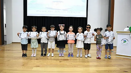 Yeşilyurt'ta Minik Öğrencilerin Mezuniyet Heyecanı Salona Yansıdı!