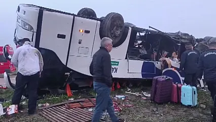 Adana'da Yolcu Otobüsü Devrildi: 2 Ölü, 23 Yaralı!