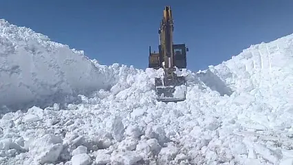 Bahar Geldi Sananlar Yanılıyor! Erzurum'da 7 Metrelik Kar Duvarlarıyla Dev Mesai