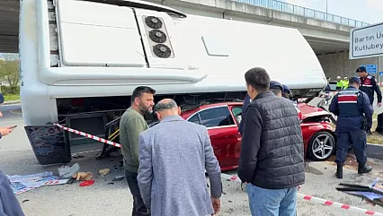 Bartın'da Öğrenci Otobüsü Otomobilin Üzerine Devrildi! 46 Yaralı
