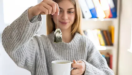 Çay Severler Dikkat! Bardaktan Zehir Akıyor Milyarlarca Plastik Parçacığı Tek Tek Tespit Edildi!
