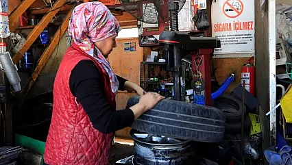 Elinde Kriko ile Şaşırtıyor: Erkek İşine Kadın Dokunuşu