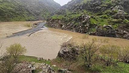 Hakkari'de Sağanak Geçit Vermedi! Şemdinli-Derecik Yolu Kapandı