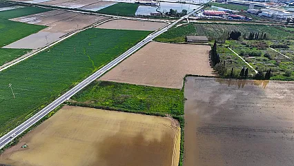 İzmir'de Tarım Arazileri Göle Döndü: Küçük Menderes Taştı, Ekim Mesaisi Durdu