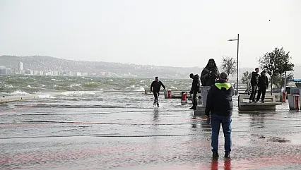 Kordon ve Karşıyaka Sular Altında: İzmir'de Ulaşım Felç Oldu