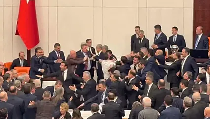 Meclis'te Yemin Töreni Kavga ile Bölündü