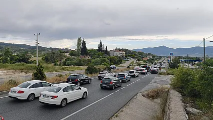 Muğla Girişinde Kilometrelerce Araç Kuyruğu! Tatil Trafiği Durma Noktasına Getirdi