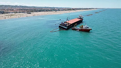 Sakarya'da Karaya Oturan Gemi Çevresi Denize Kapatıldı!