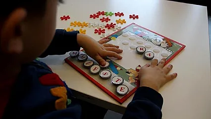 Türkiye Otizm İçin Kenetlendi: 2 Nisan'da Kamu Binaları Mavi ve Kırmızıya Bürünecek!