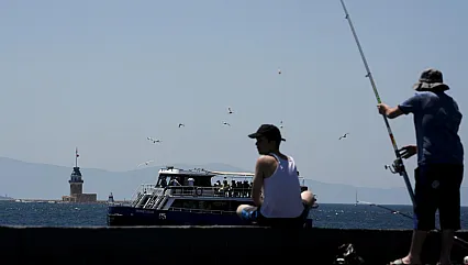 Yüksek Sıcaklıktan Kaçan On Binlerce Kişi Kıyı Şeritlerini Doldurdu