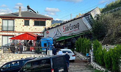 Antalya'nın Demre ilçesinde tır kazası: Ev duvarına çarparak durabildi